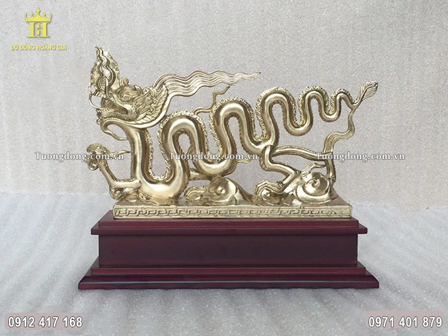 Tượng rồng được đặt trên đế gỗ chắc chắn